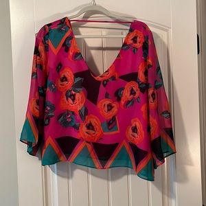 Beautiful floral top with v-neck in front and open back wide sleeves